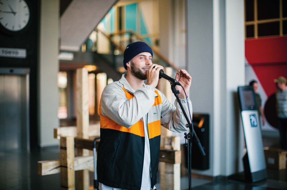 Woordkunstenaar M. (Meerdaneenletter) tijdens pop-up performance