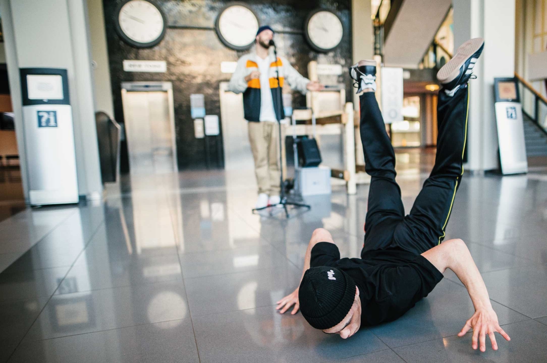 Breakdancer Justen Beer tijdens pop-up performance